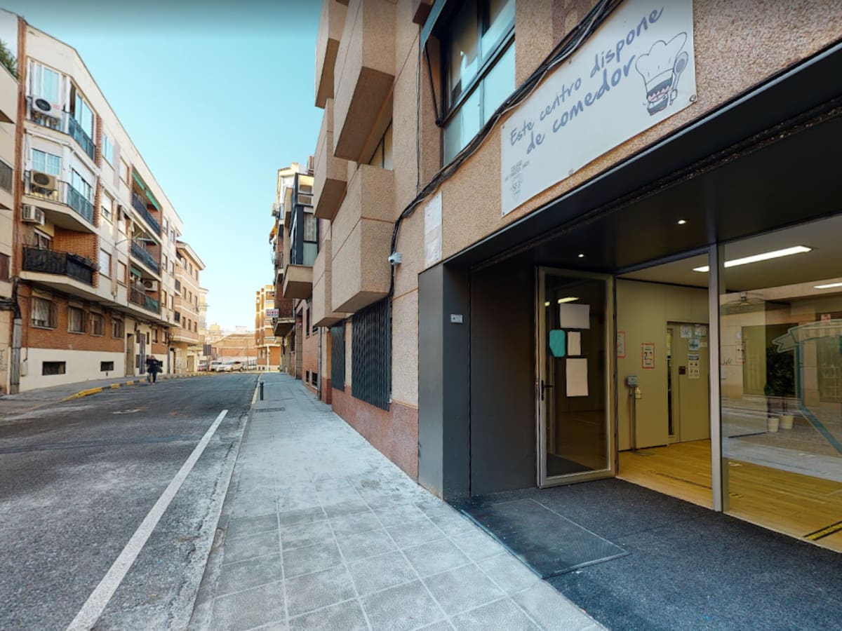 Medidas cautelares para el hombre que amenazó, con un bate de beisbol, a sus vecinos: no podrá acercarse al colegio San Francisco Javier