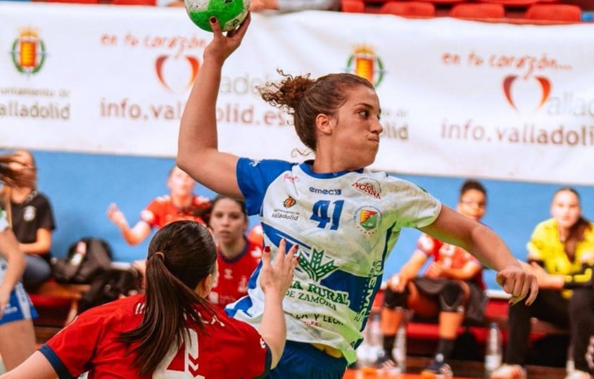 Savina Bergara lanza a portería en un partido con Aula Valladolid