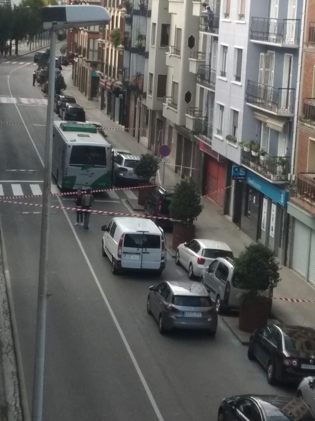 Acordonada la calle Nueva, en Villabona, tras un altercado en un autobús, en el que un joven ha recibido un navajazo en el cuello.