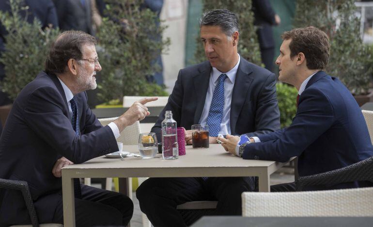 Fotografía facilitada por el PP del presidente del Gobierno, Mariano Rajoy (i); el candidato del PP a la Presidencia de la Generalitat de Cataluña, Xavier Garcia Albiol (c), y el vicesecretario de Comunicación del partido, Pablo Casado, tomando un café en