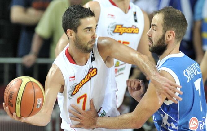 El escolta del Barça intenta meter un balón interior frente a la oposición de Spanoulis