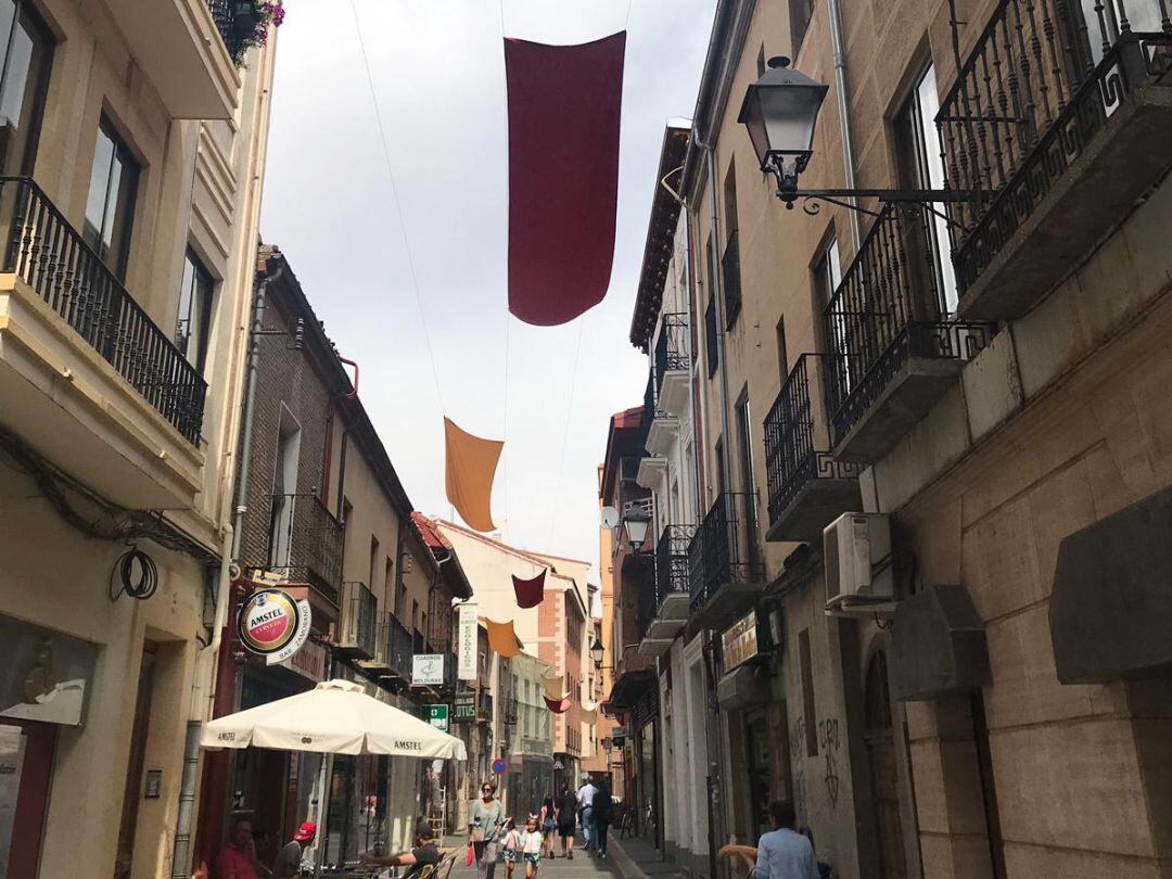 Se inicia la decoración en las calles de Medina para la Feria Imperiales y Comuneros