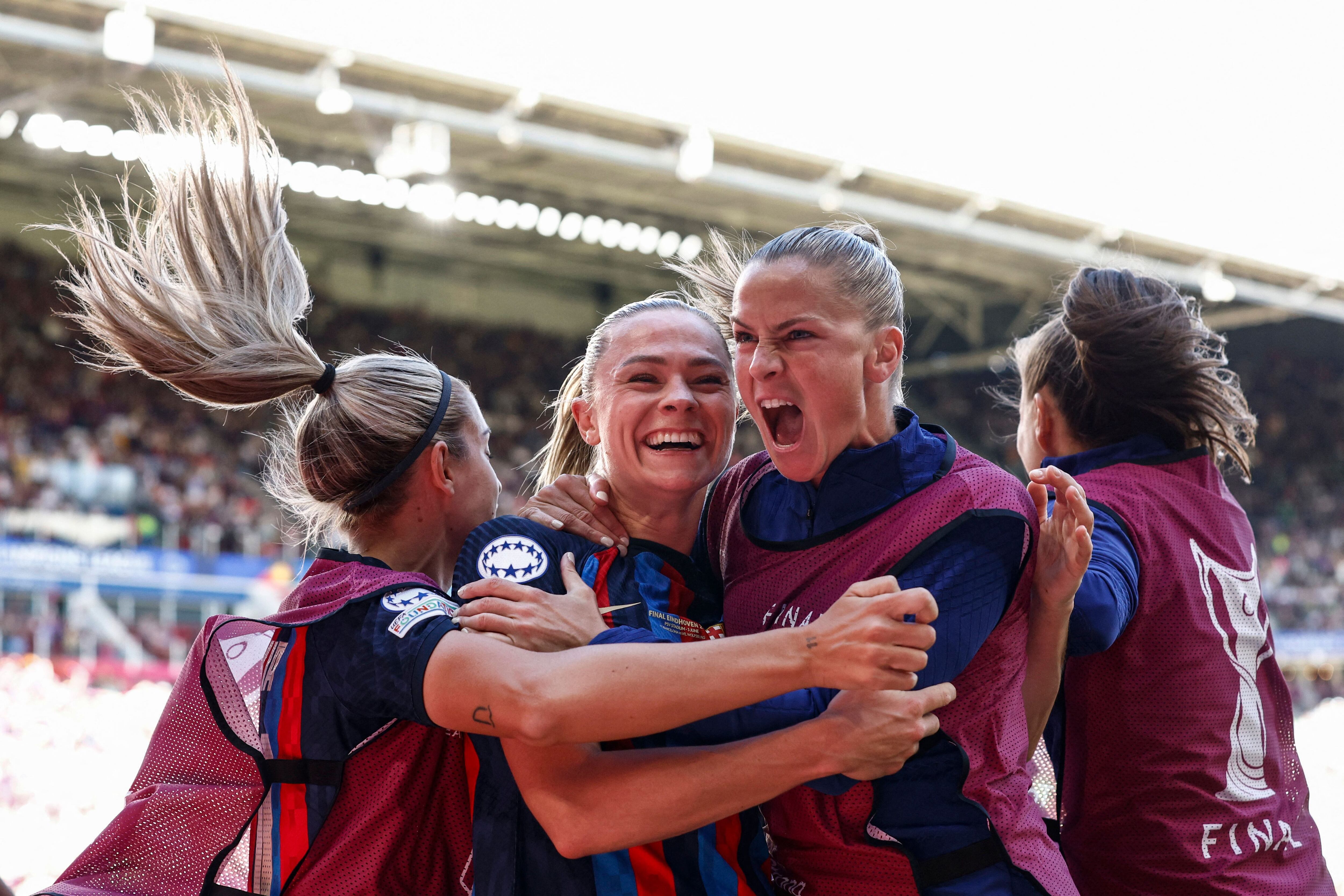 Fridolina Rolfö celebra el 3-2 del Barça junto al resto de jugadoras azulgranas