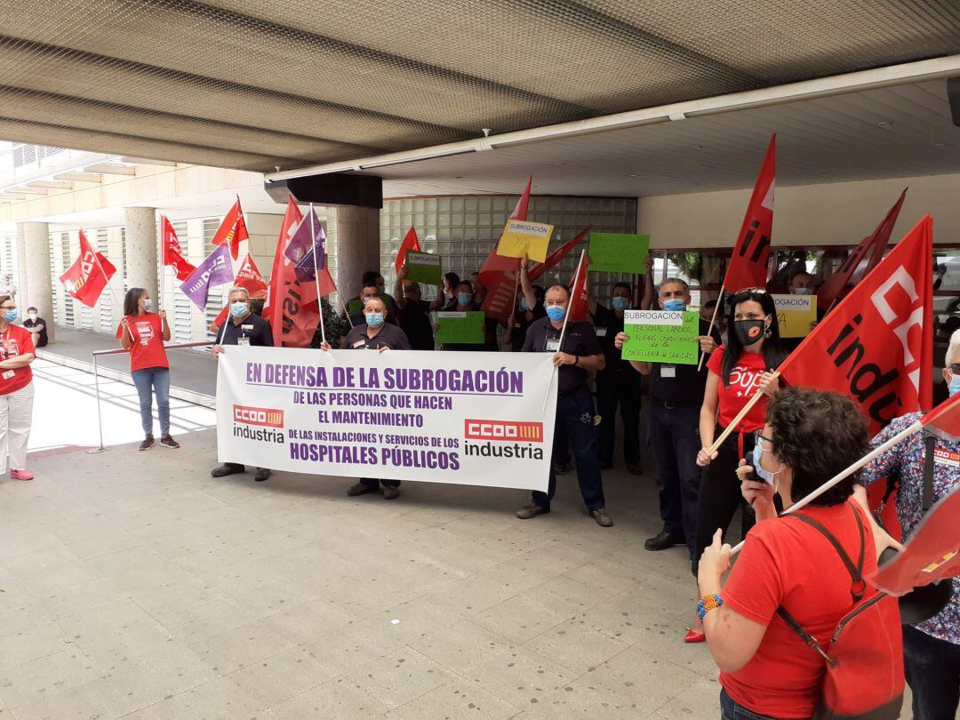 Protesta de la plantilla de mantenimiento y limpieza en el Hospital General de Alicante esta mañana.