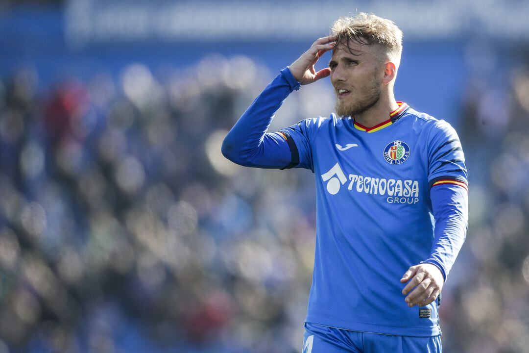 Samu Sáiz disputa un partido de Liga con el Getafe.