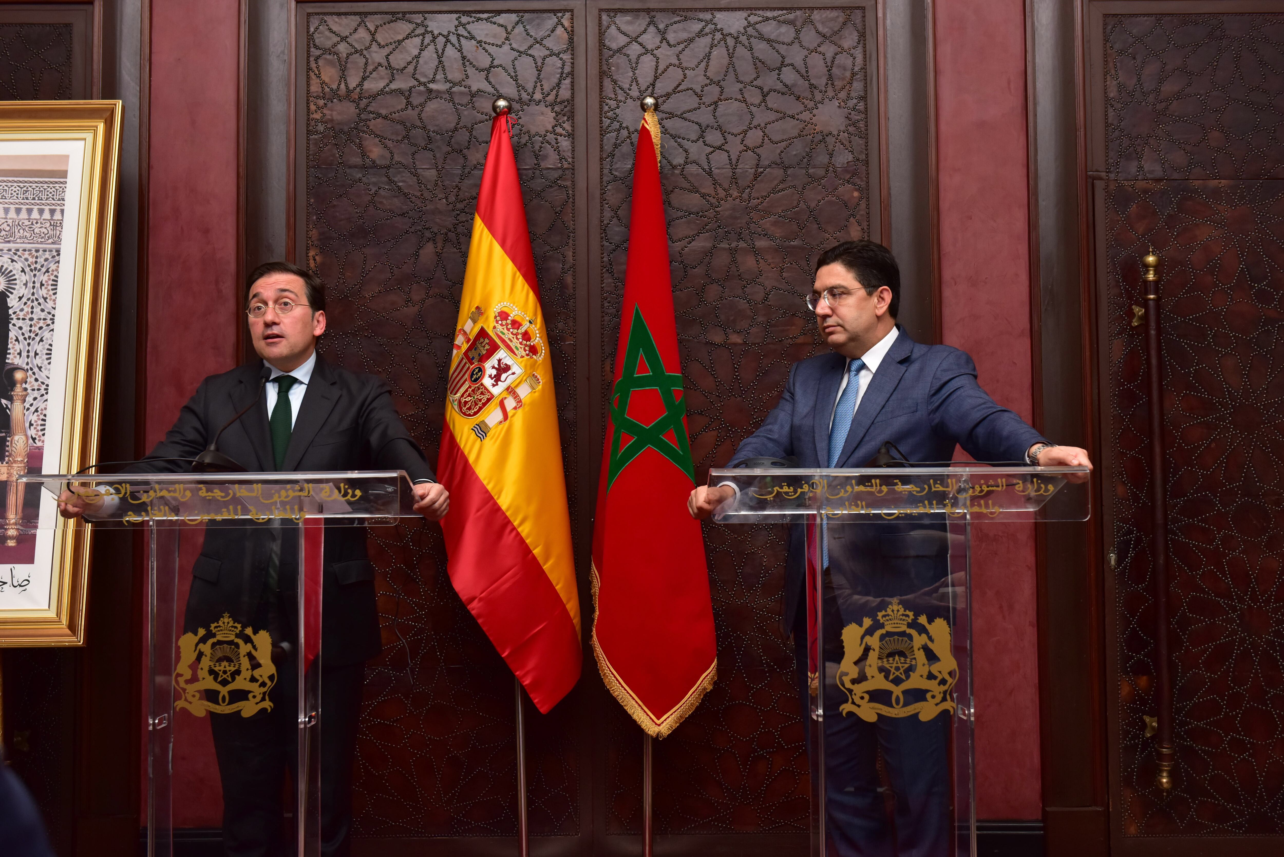 Los ministros de Exteriores de Marruecos y de España, Nasser Bourita (d) y José Manuel Albares (i), durante la rueda de prensa ofrecida este martes en Marrakesh.