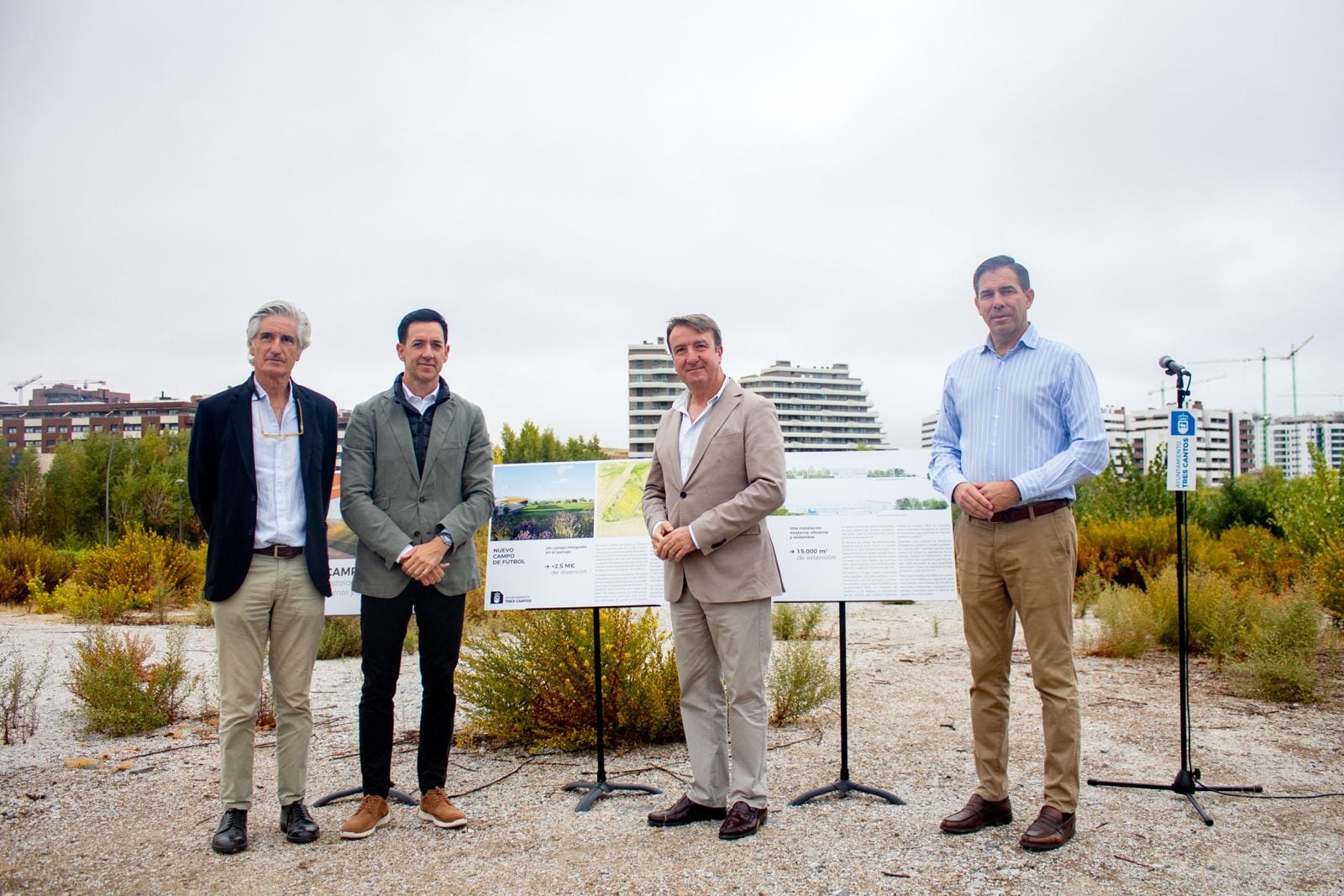 El alcalde de Tres Cantos, Jesús Moreno, ha presentado el proyecto del cuarto campo de fútbol 11 del municipio