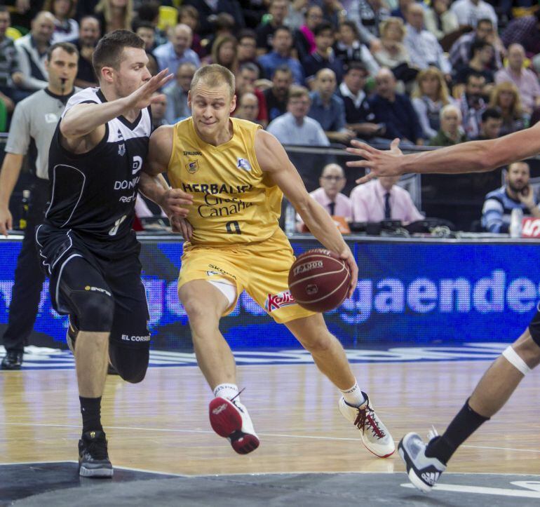 GRA160 BILBAO (Pais Vasco) 18/10/2015.-El jugador del Bilbao Basket Tobías Borg,iz., y Sasu Salín del Herbalife Gran Canaria Savané, durante el partido de la segunda jornada de la Liga Endesa que ambos equipos han disputado hoy en Bilbao. EFE/IÑAKI ANDRÉS