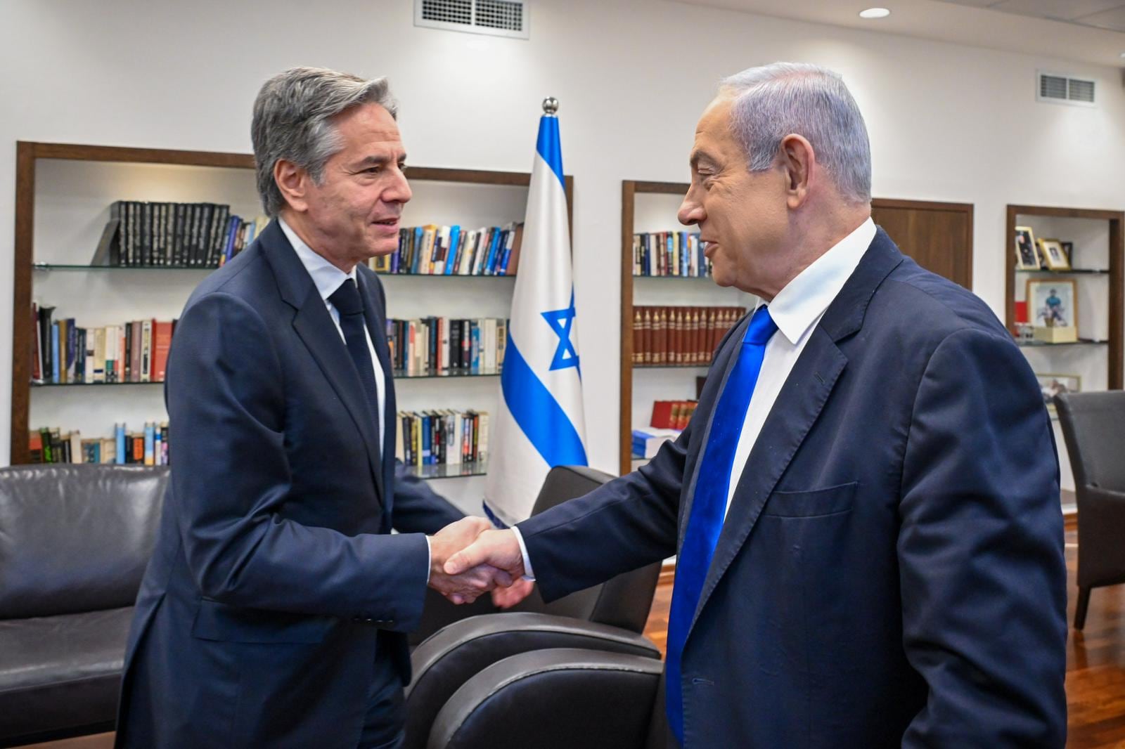 El Primer Ministro israelí, Benjamín Netanyahu, mantiene una reunión privada con el Secretario de Estado de Estados Unidos, Antony Blinken