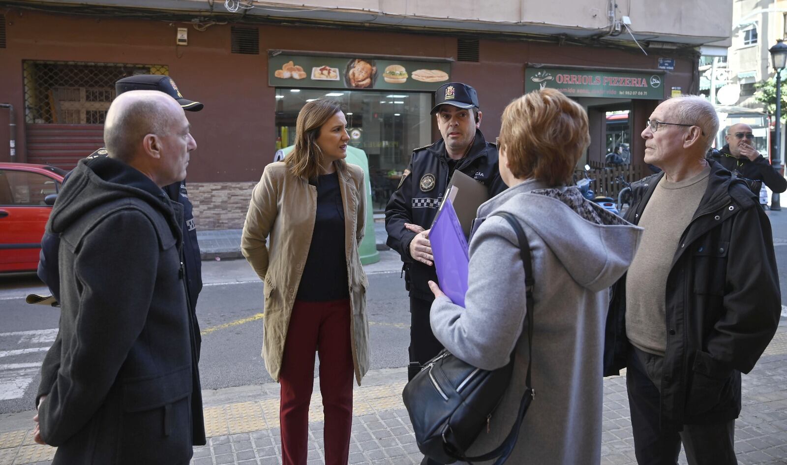 La alcaldesa de València, María José Catalá, y el edil de Seguridad Ciudadana, Jesús Carbonell, junto a policías locales y vecinos de Orriols tras la instalación de cámaras de vigilancia en el barrio