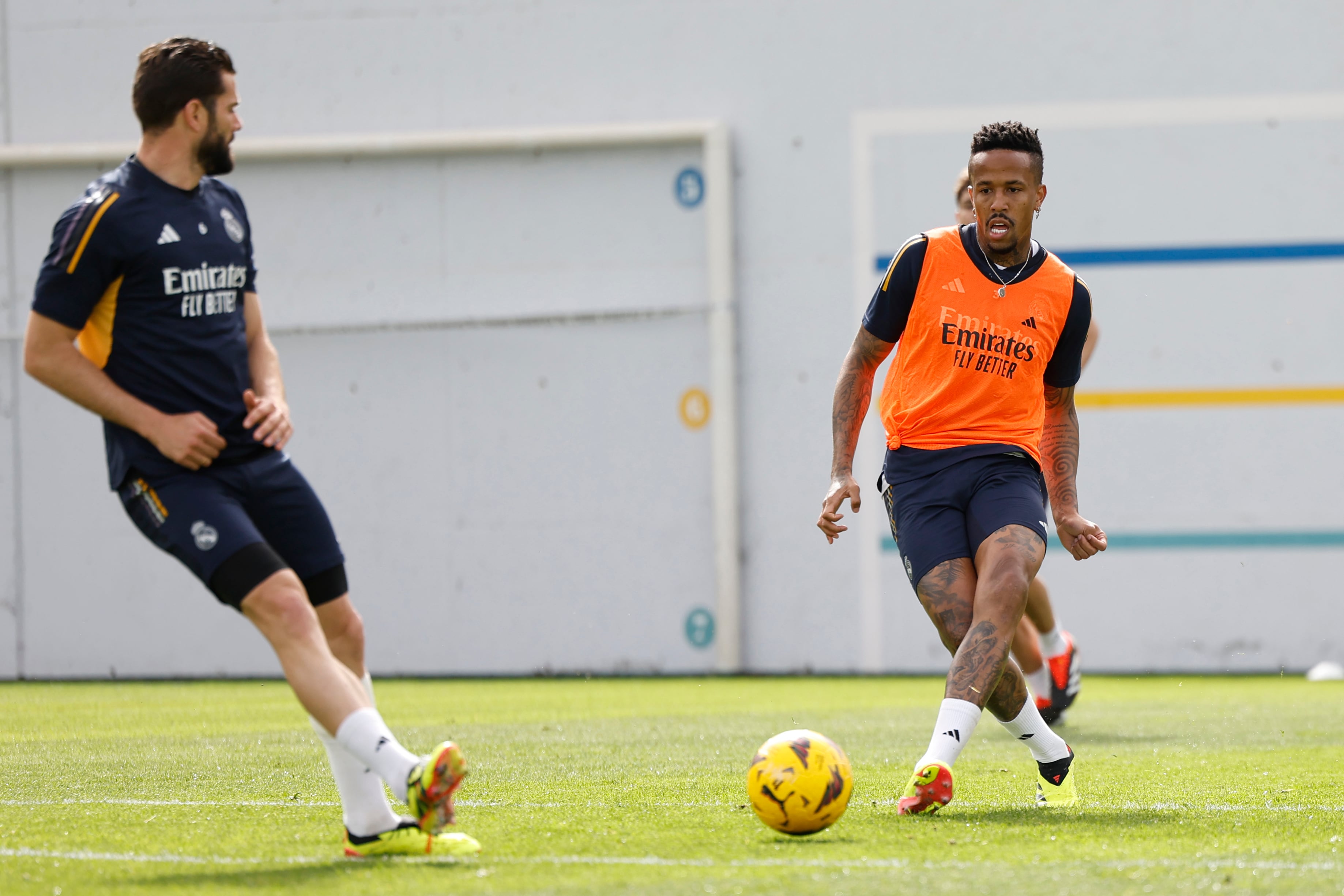 Éder Militao durante un entrenamiento con el Real Madrid