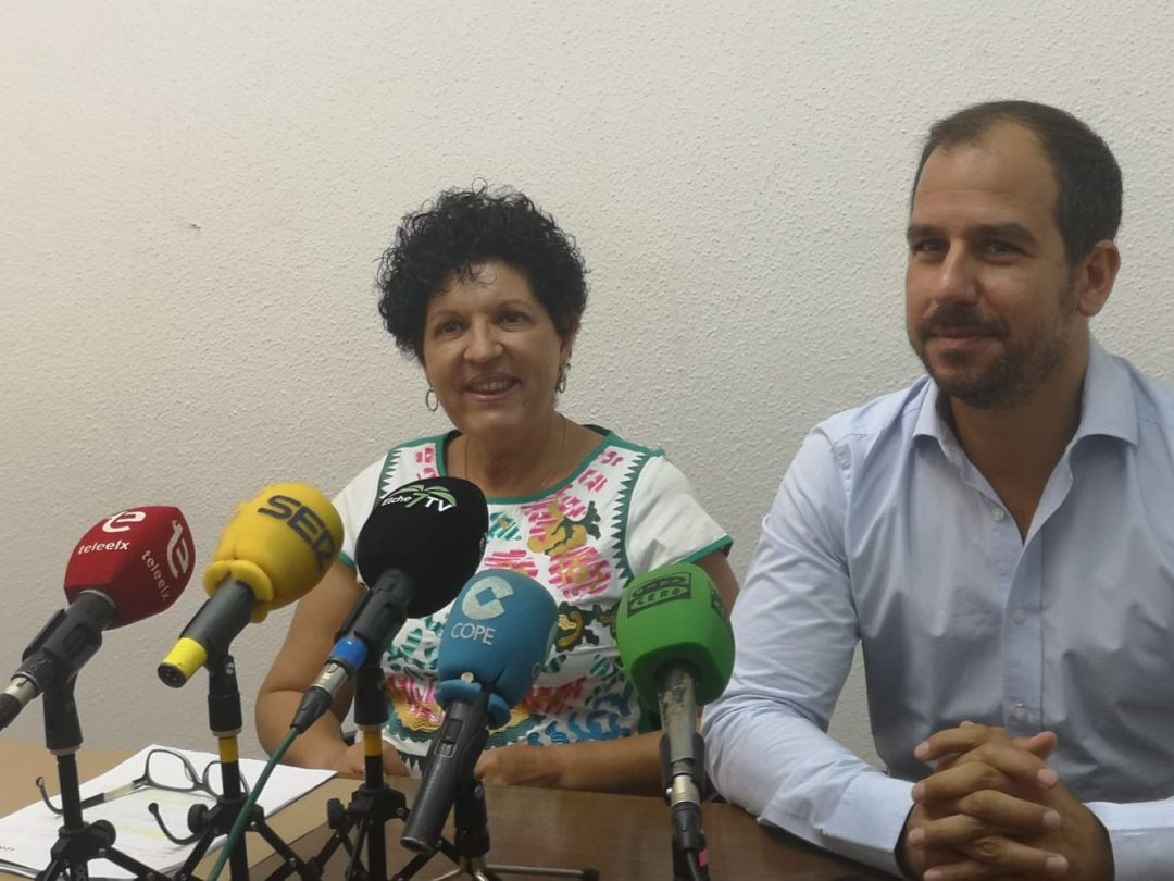 La concejala Manoli Mora junto a José Navarro