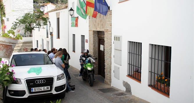 Fachada del Ayuntamiento de la localidad malagueña de Casares, que se mantiene cerrado al público desde primeras horas de la mañana, para examinar documentación relativa a asuntos urbanísticos en el marco de una operación iniciada por la Guardia Civil, en