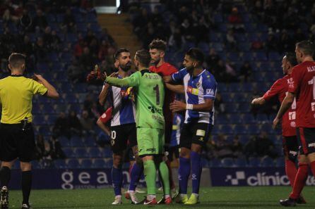 Carlos Martínez y Jona, con el portero de Olot