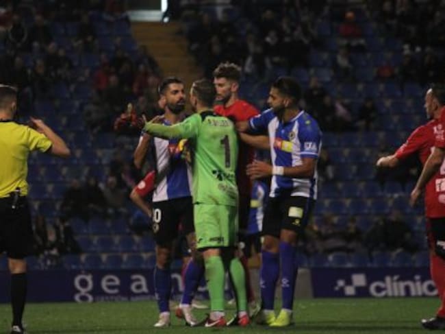 Carlos Martínez y Jona, con el portero de Olot