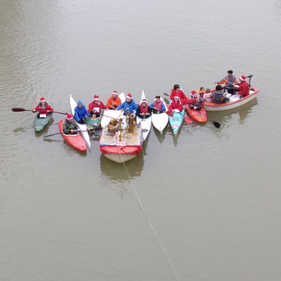 Los miembros del Grupo Espeleoduero junto al belén en las aguas del río Duero.