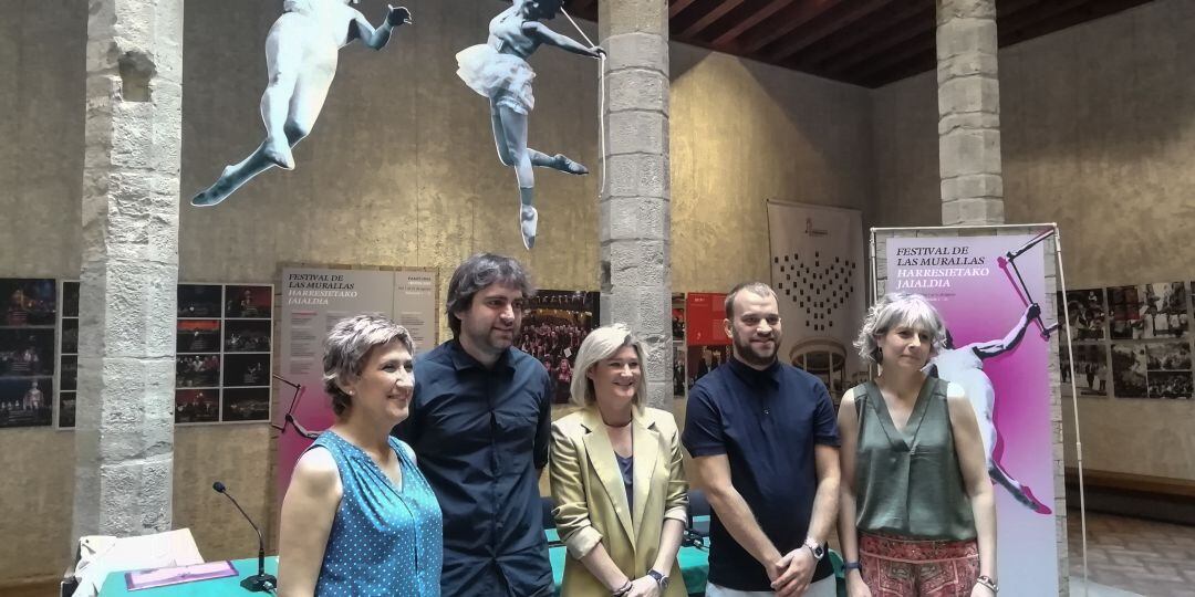 Presentación del Festival de las Murallas y de Atardecer Pamplona con María García-Barberena, concejala de Cultura e Igualdad, Rebeca Esnaola, de Global Producciones, David Ballano, de ConCienciArte, Josi Álvarez, de Tequiero Teatro y Mikel Bernués, de Acrónica Producciones