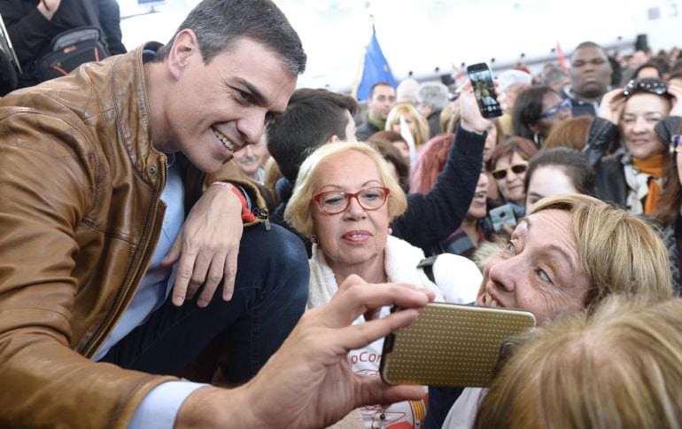 El exsecretario general del PSOE y candidato a las Primarias, Pedro Sánchez,saluda a los asistentes al acto público, celebrado en Valladolid