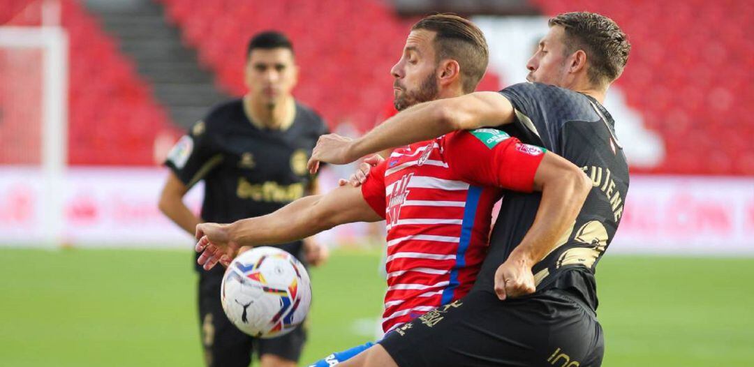 Soldado y Lejeune en un lance del partido.