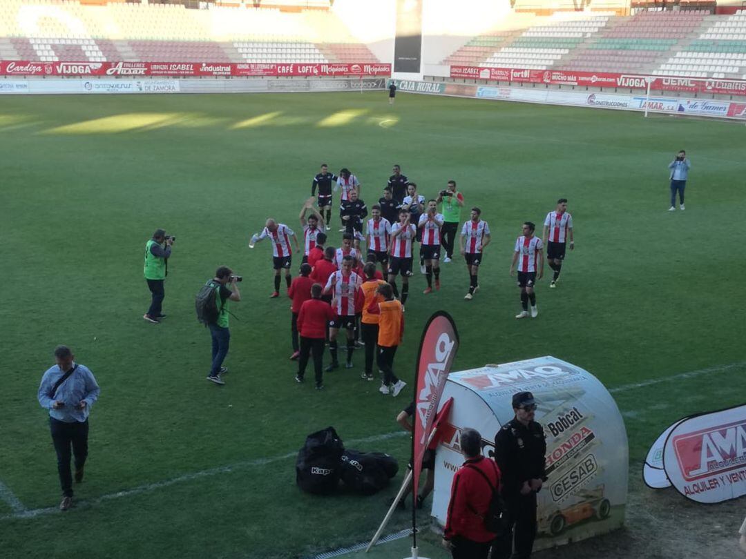 Los juagdores del Zamora CF saludan a la tribuna del Ruta de la Plata