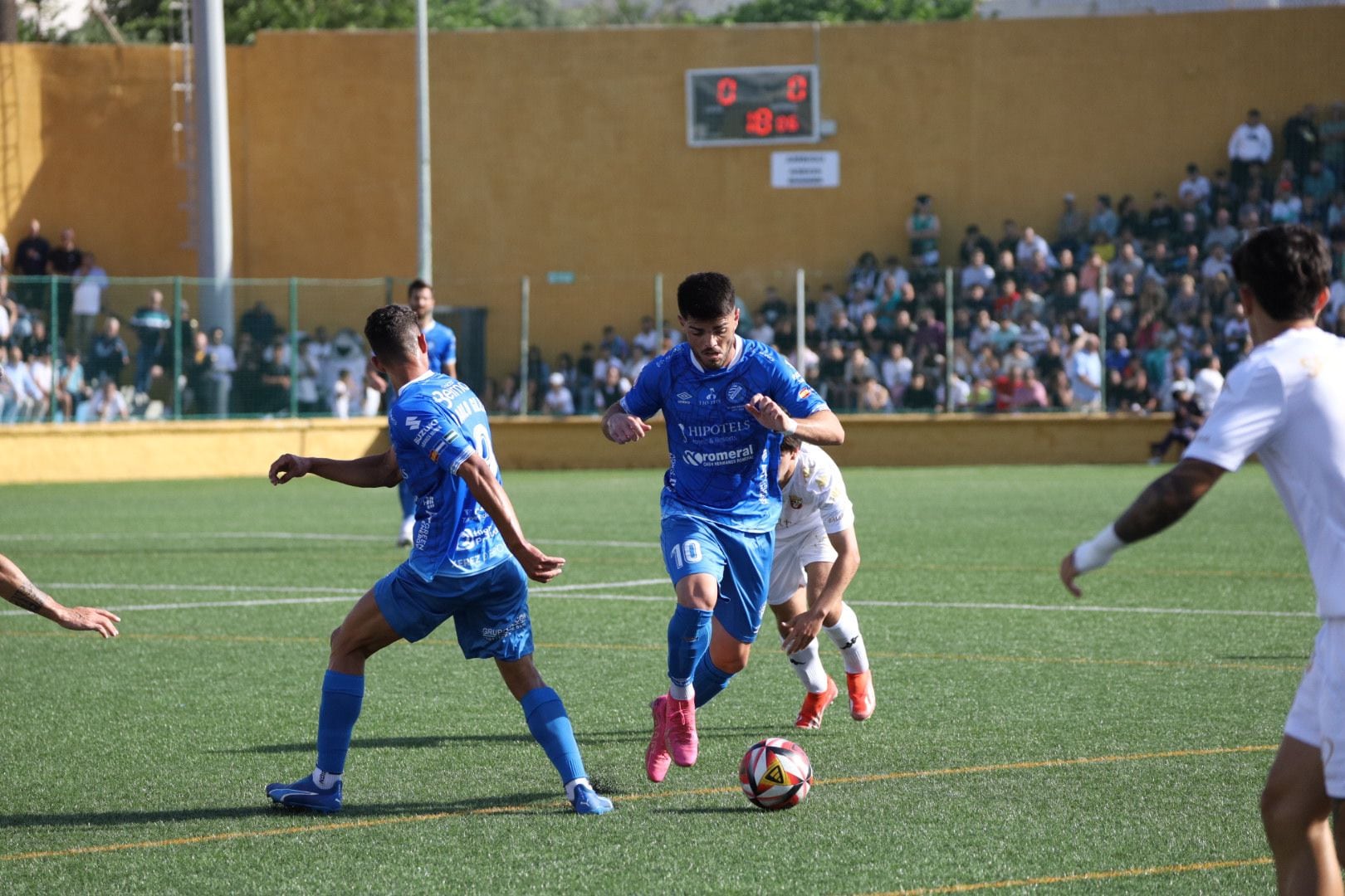 Carri en una acción durante el partido ante el Ceuta B