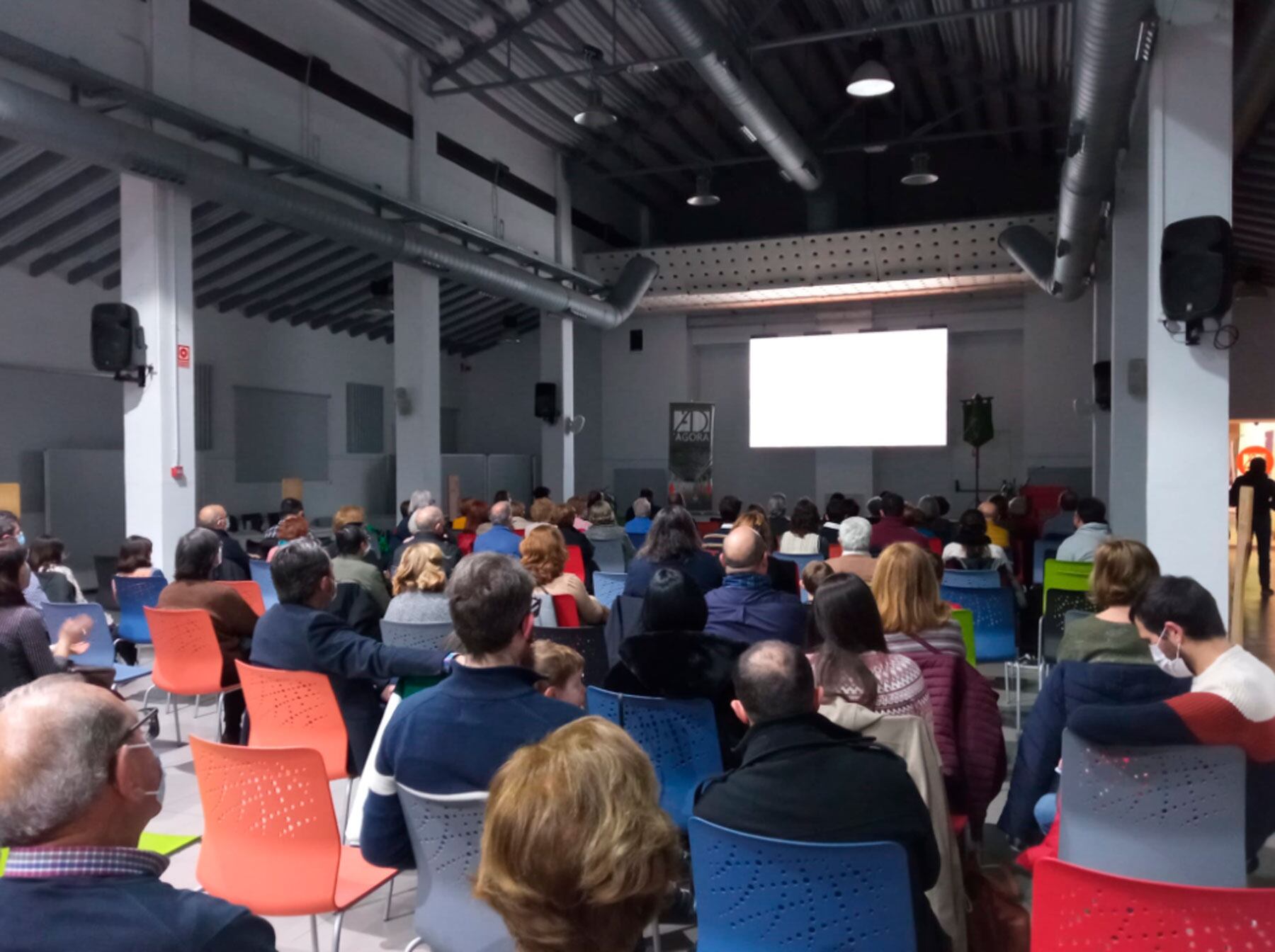 Imagen de los asistentes en el Àgora a la presentación del vídeo promocional del Grup de Danses Carrascal
