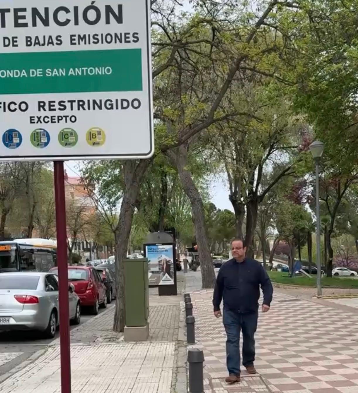 Morejón junto a un cartel de la ZBE de Guadalajara