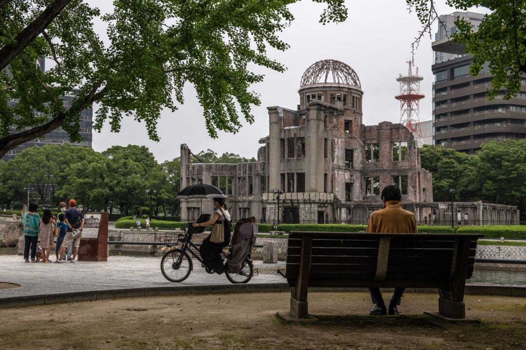 Una mujer viaja en bicicleta por el Atomic Bomb Dome, en Hiroshima