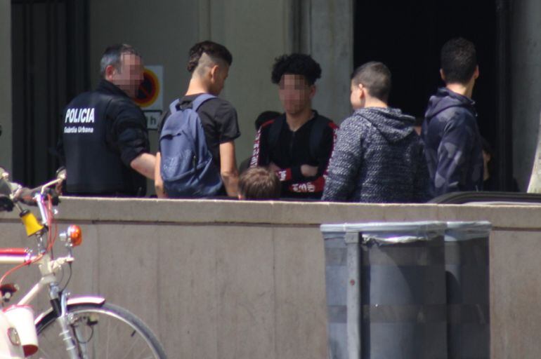 La Guàrdia Urbana identificant joves a Plaça Catalunya