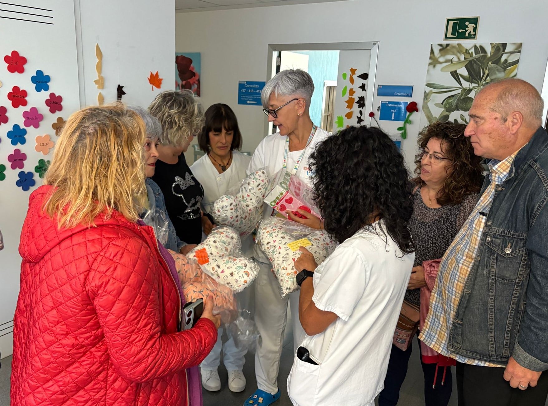 Entrega de los cojines con forma de corazón en el Hospital fuenlabreño