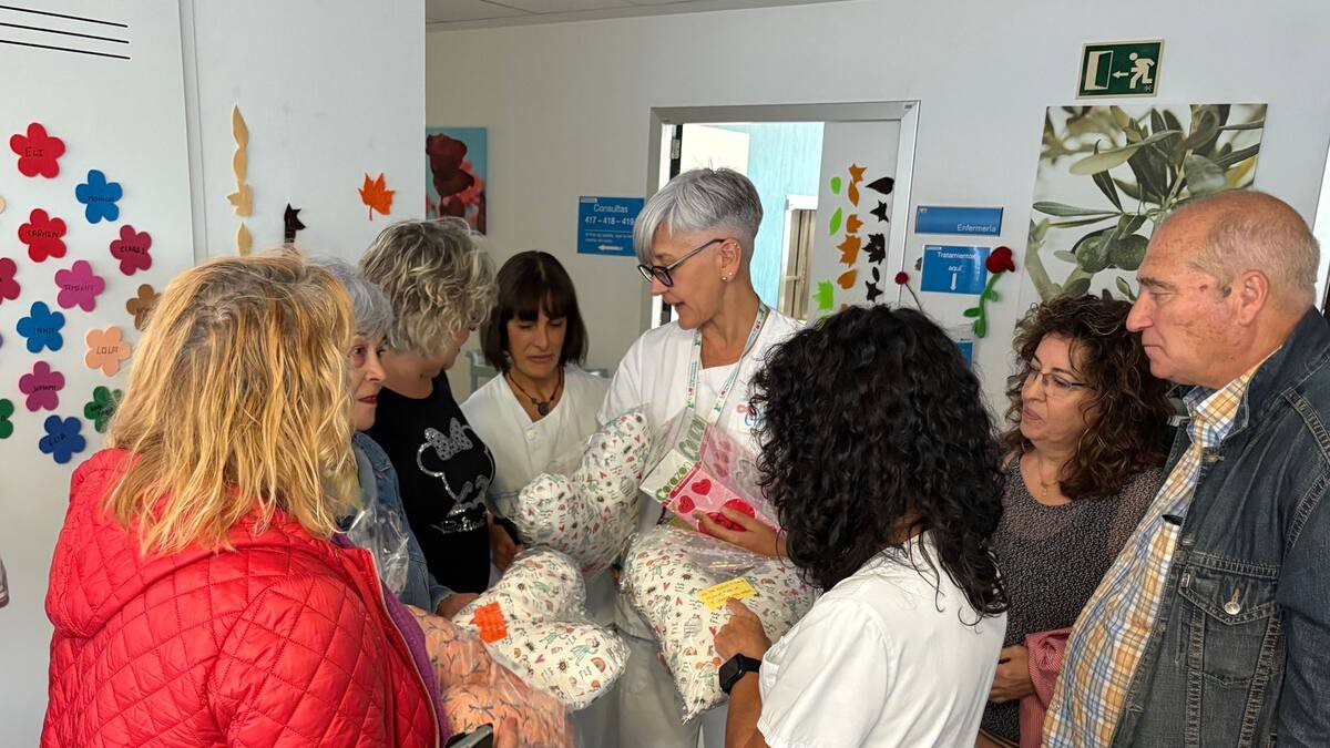 El Hospital de Fuenlabrada recibe 200 nuevas almohadas solidarias para pacientes operadas de cáncer de mama