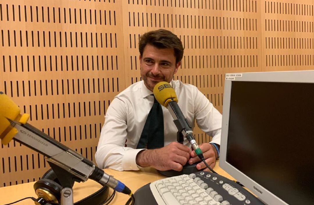 Beltrán Pérez, ante el micrófono del programa Hoy por Hoy Sevilla