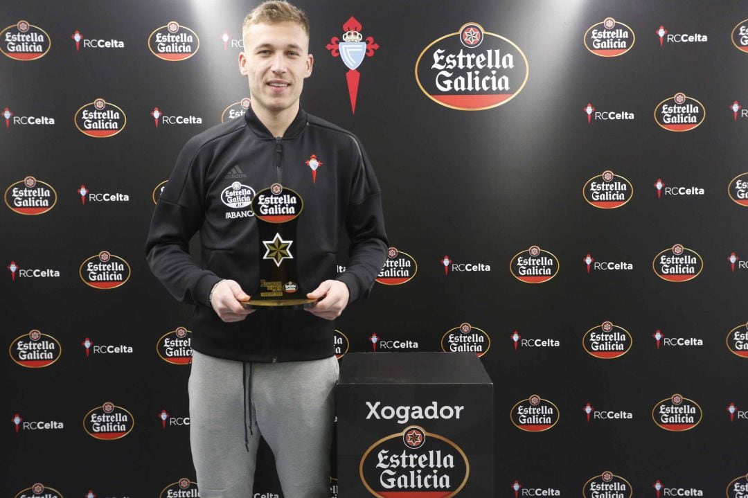 Rubén con el premio Estrella Galicia