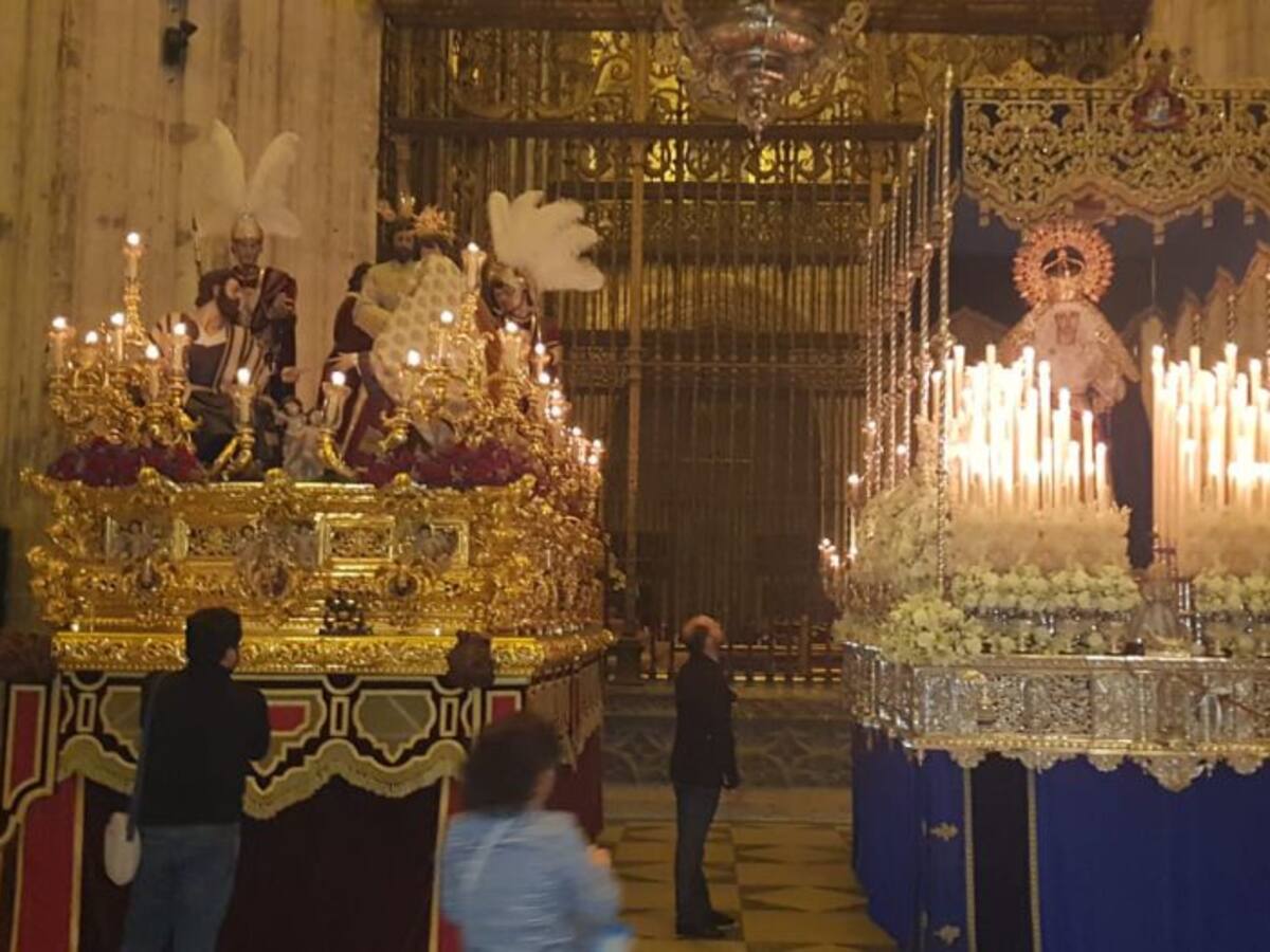 El Cristo de Burgos no sale y El Carmen decide refugiarse en la Catedral