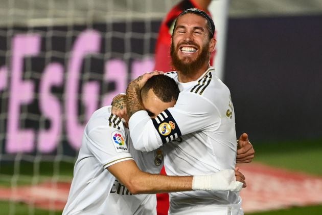 Sergio Ramos abraza a Karim Benzema tras un gol