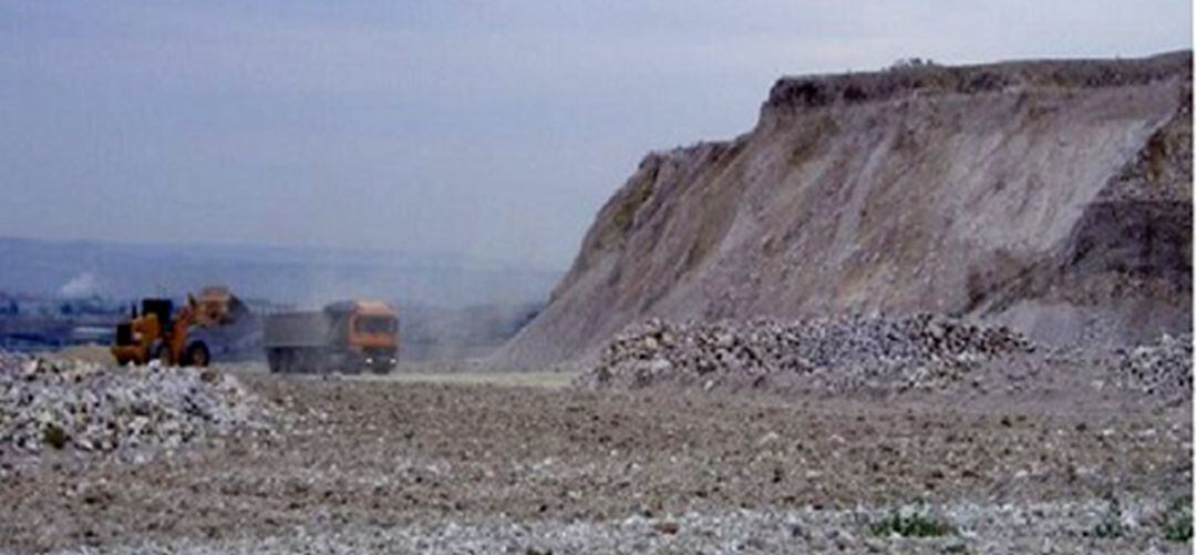 Las minas del sur de la región llevan décadas explotándose sin control, según Ecologistas