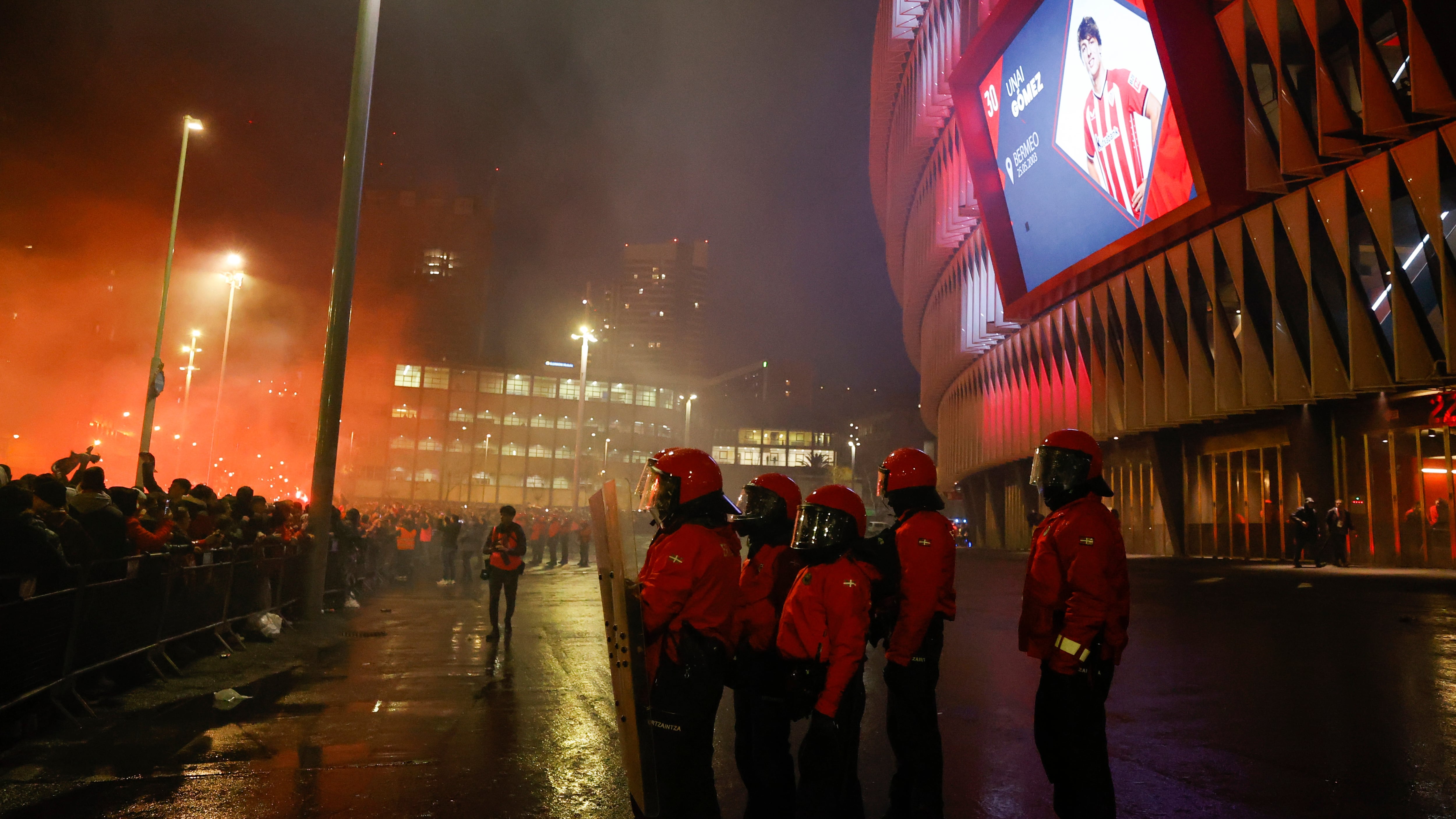 BILBAO, 29/02/2024.- Varios agentes de la Ertzaintza vigilan en la entrada del estadio San Mamés momentos antes del partido de vuelta de semifinales de la Copa del Rey que enfrenta al Athletic Club y al Atlético de Madrid, este jueves en Bilbao. EFE/Luis Tejido
