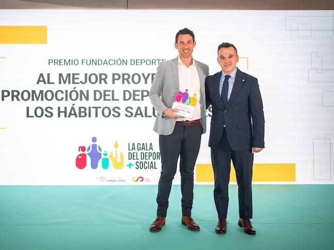 Luis Morillo, director del colegio, recibe el galardón