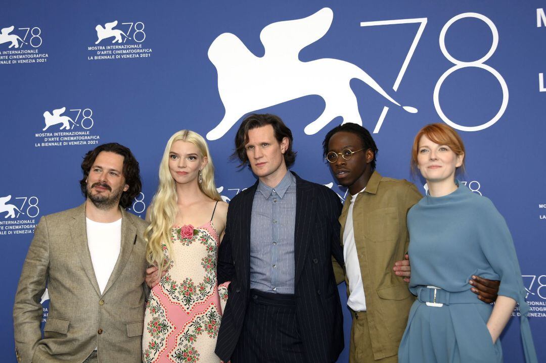 El director británico Edgar Wright, junto a la actriz Anya Taylor-Joy, el actor Matt Smith, Michael Ajao y la guionista Krysty Wilson-Cairns posan en el photocall de &#039;Last Night in Soho&#039; enl a edición número 78 del Festival de Venecia 