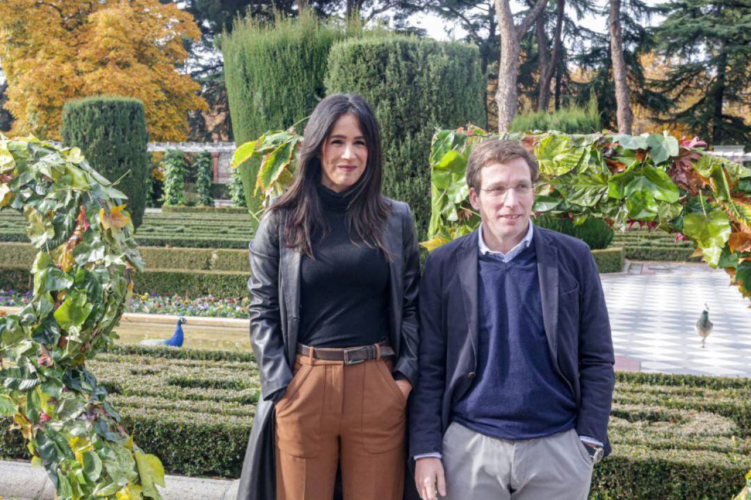 José Luís Martínez Almeida, alcalde de Madrid y Begoña Villacis, vicealcaldesa de la capital en los Jardines de Cecilio Rodríguez