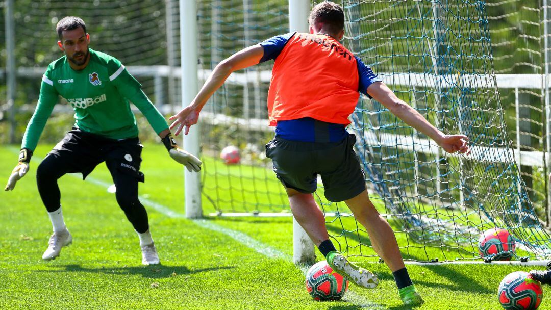 Moyá, expectante en Zubieta a un tiro de Llorente. Los porteros ya interactúan con los jugadores de campo