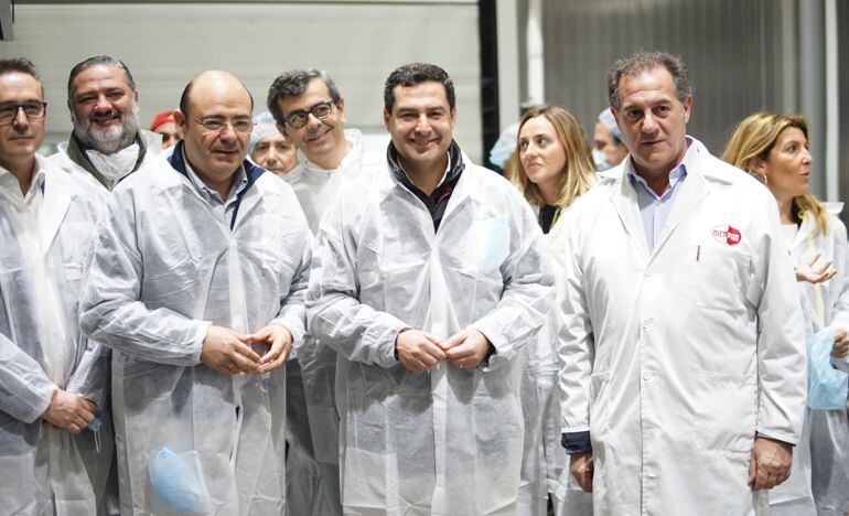 Los líderes regional y provincial del PP, Juanma Moreno y Sebastián Pérez, visitan la empresa Nicopán de Atarfe (Granada)