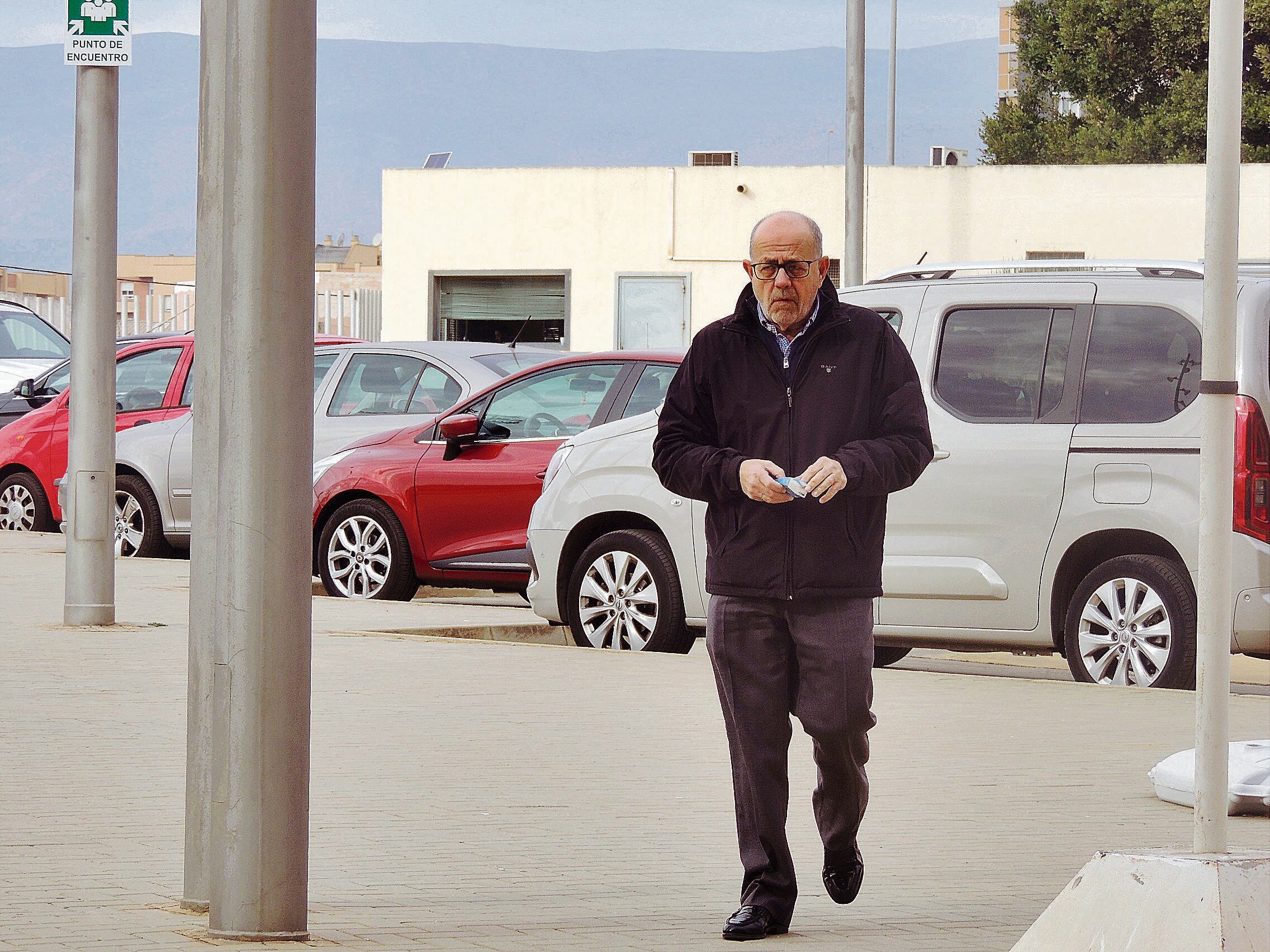 Mariano Blanco, secretario del Consejo de Administración del Almería, rumbo a la Asamblea.