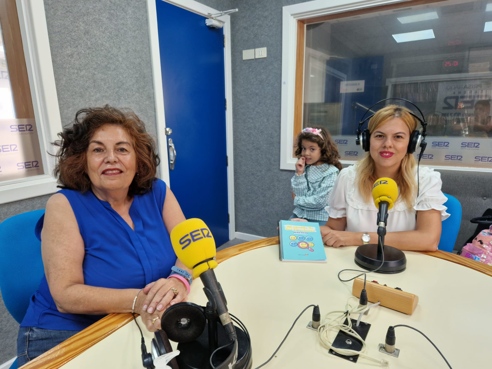 Isabel Bermúdez, psicóloga y creadora de la agenda, junto a Nieves Rosa Hernández, presidenta de Mararía.