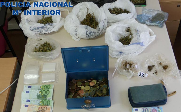 Al joven se le intervinieron marihuana, hachís y diversos útiles para la dosificación.