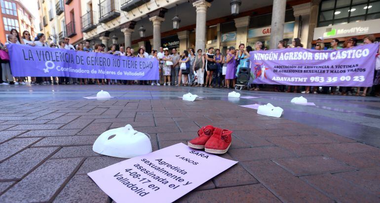 Concentración celebrada en agosto de 2017 tras la muerte de una niña en Valladolid víctima de presuntos malos tratos y abusos