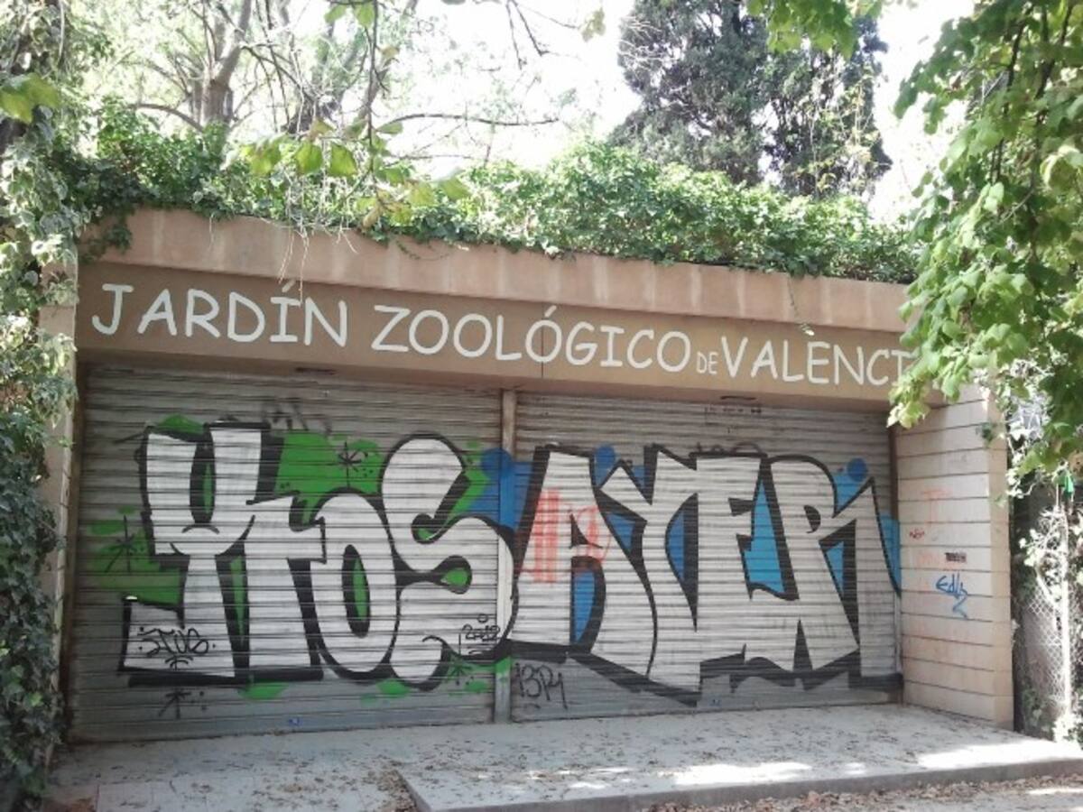 El acceso del viejo zoo permanece cerrado y con síntomas de abandono
