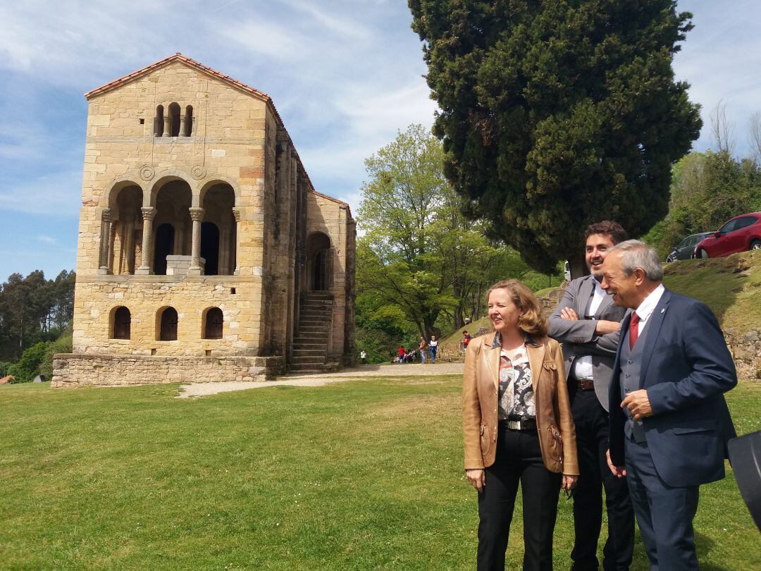 La ministra de Economía, Nadia Calviño, visita Santa María del Naranco con el candidato a la reelección a la alcaldía de Oviedo, Wenceslao López y el candidato al parlamento europeo, Jonás Fernández.