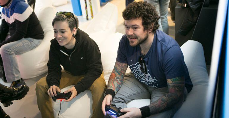 &#039;Gamers&#039; en una de las experiencias HYPE Station