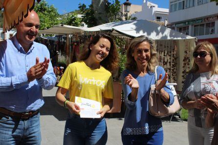 Los representantes políticos de Santa Eulária haciendo entrega del donativo